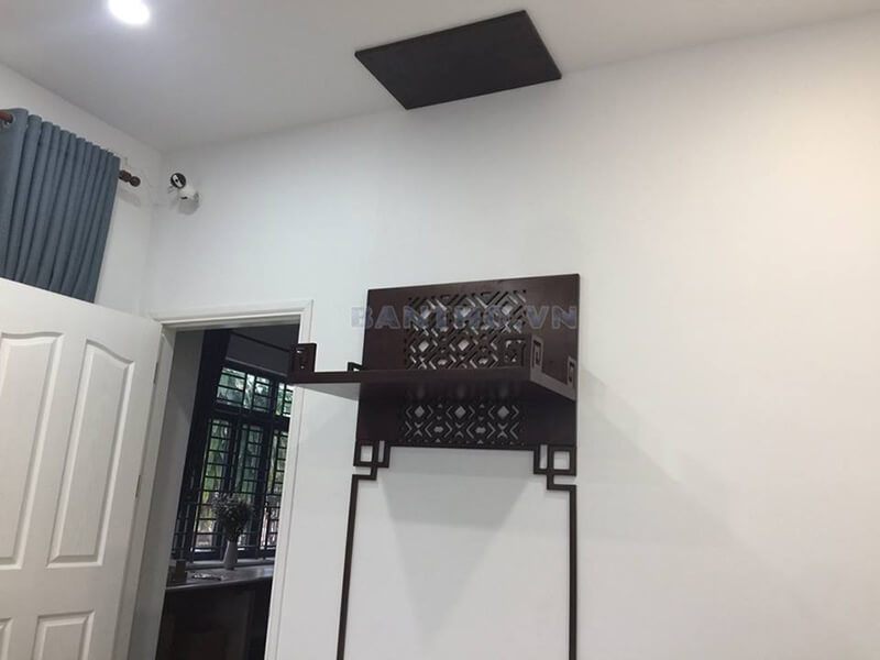 Mẫu bàn thờ treo tường chung cư đẹp gỗ tự nhiên màu nâu trầm với kiểu dáng nhỏ gọn, cách tân.