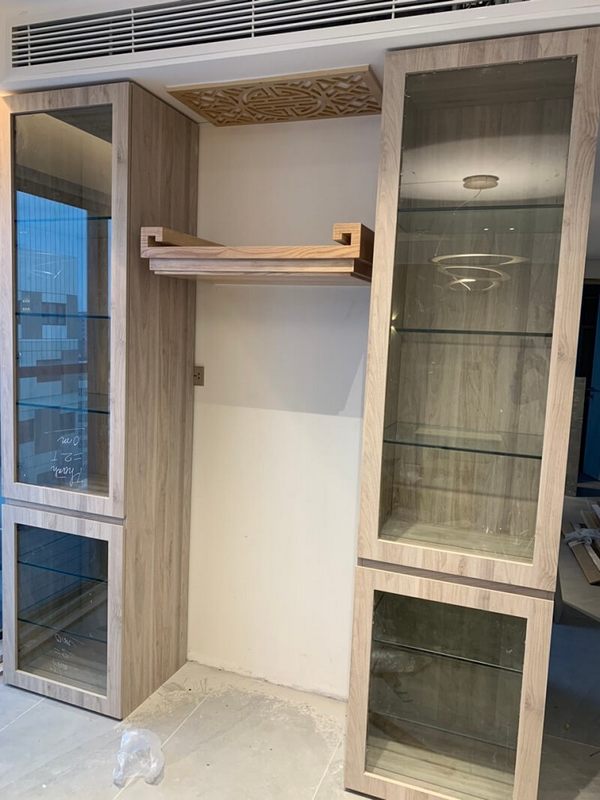 Mẫu bàn thờ treo tường cho chung cư cao cấp màu gỗ tự nhiên mang đến vẻ đẹp sang trọng và hiện đại cho gia chủ.